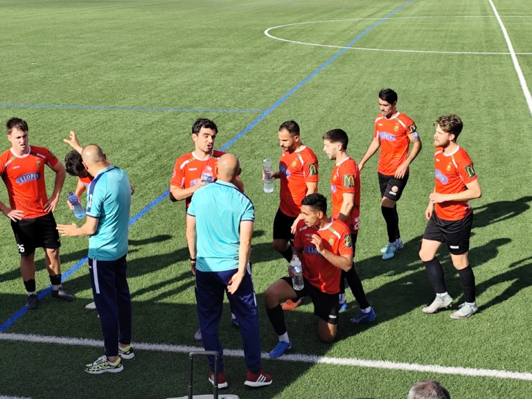 El Jove Español cae 0-2 en el día de las despedidas
