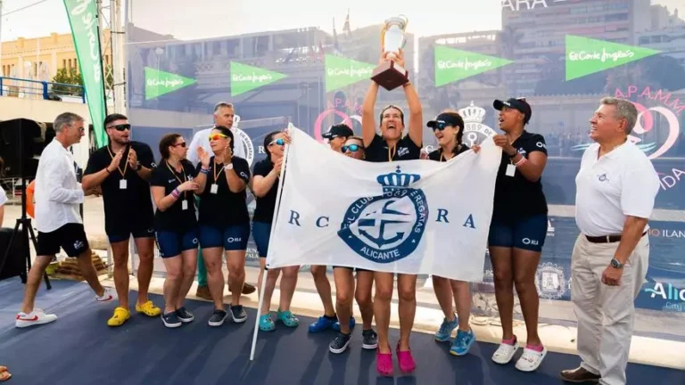 Las remeras del Real Club de Regatas de Alicante doblegaron al cáncer y conquistaron las aguas alicantinas.
