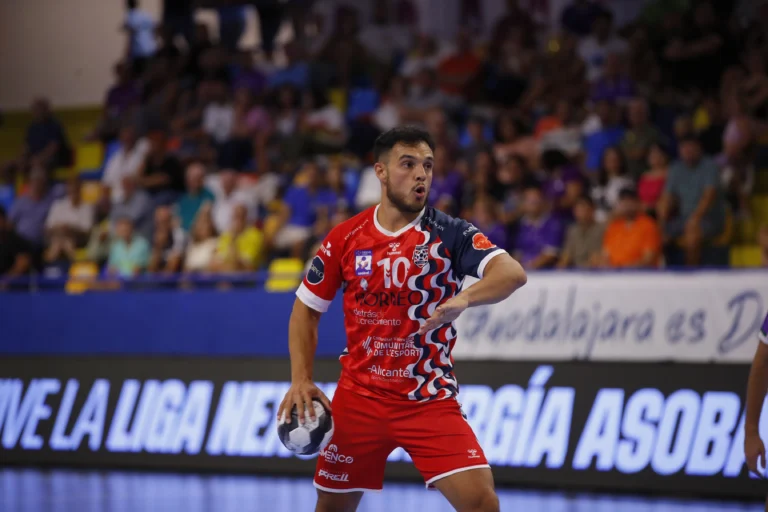 El EÓN Alicante logra su primera victoria en Asobal y hace historia tras 33 años