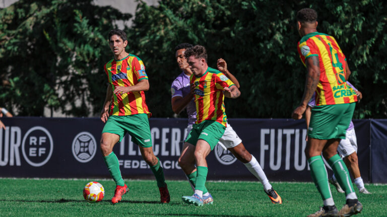 El Jove Español planta cara al líder, pero cae en Torrellano (3-1)