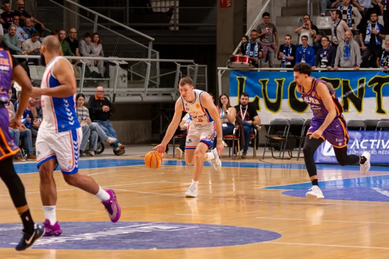 El HLA Alicante firma un recital ofensivo y mantiene su imbatibilidad en el Pedro Ferrándiz