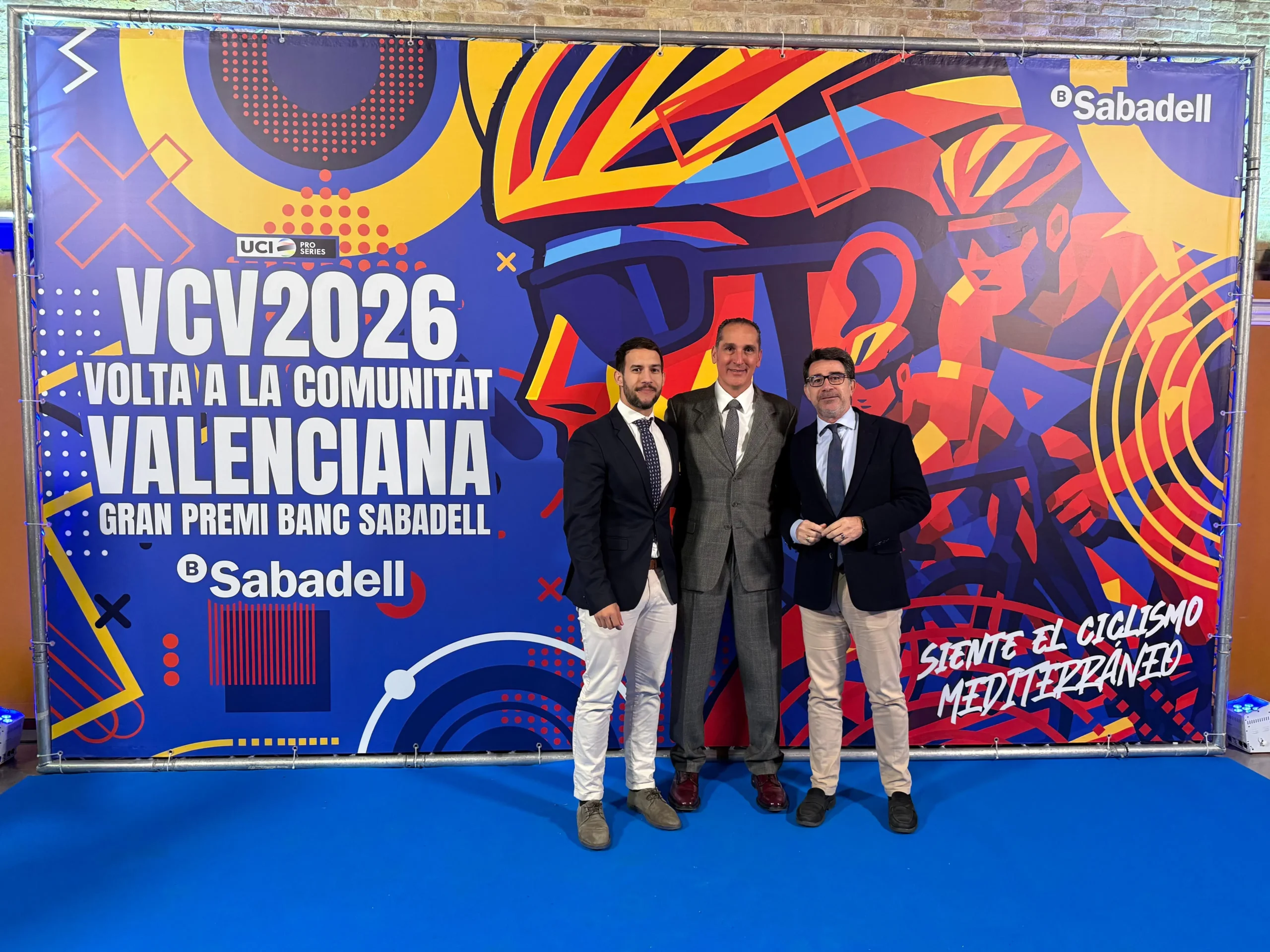 Alcalde-y-concejal-de-Deportes-con-el-director-de-la-Volta-Angel-Casero