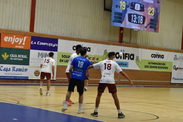 Confía Base Oviedo y BM Servigroup Benidorm firman un empate vibrante en Vallobín (28-28)