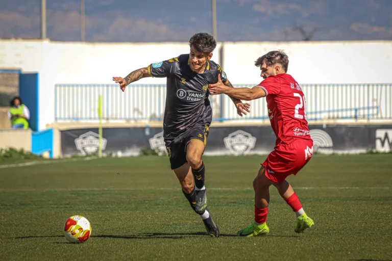 El Intercity se hace fuerte en el Antonio Solana y vence al Fuenlabrada pese a jugar con nueve (2-1)
