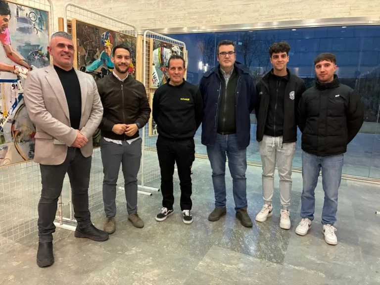 El Ayuntamiento de San Vicente acoge una exposición de Miguel Soro con motivo de la Volta a la Comunitat Valenciana