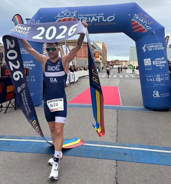 El equipo de triatlón de la UA arranca con buen pie