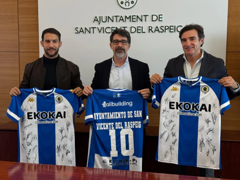 San Vicente y el Hércules C.F. firman un acuerdo de colaboración destinado a favorecer el deporte y la afición en el municipio