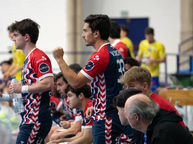 Horneo BM Alicante tira de fe y carácter para tumbar al Villa de Aranda en un final de infarto (33-31)