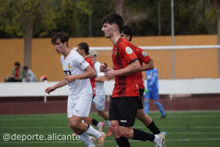 El Jove Español Juvenil visita al EFB Pinatar en un duelo clave por la permanencia