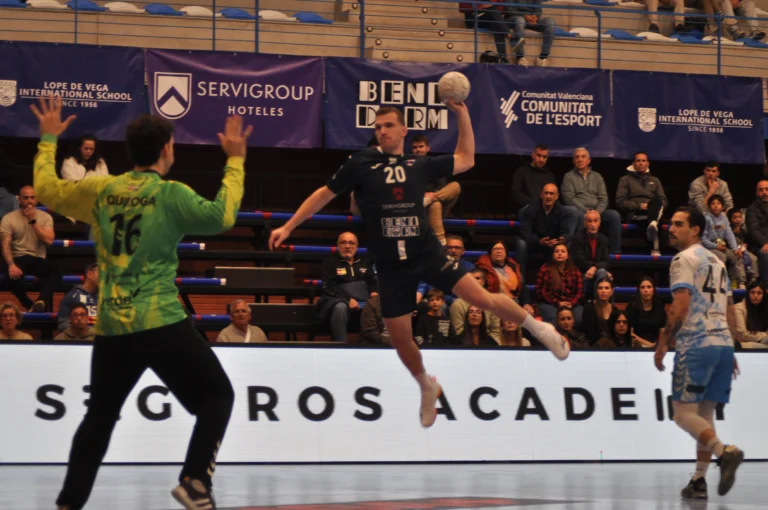 Servigroup Benidorm y Blendio Sinfín empatan (32-32) en un duelo vibrante