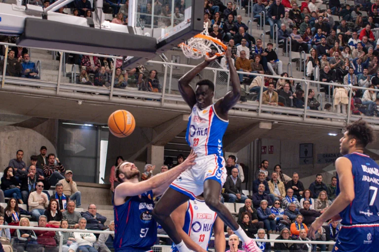 HLA Alicante se hunde en el último cuarto ante Obradoiro (80-103)