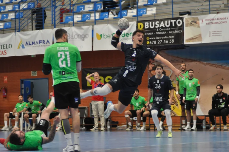 Servigroup Benidorm vuelve a caer al final ante el líder y se complica el ascenso (27-28)
