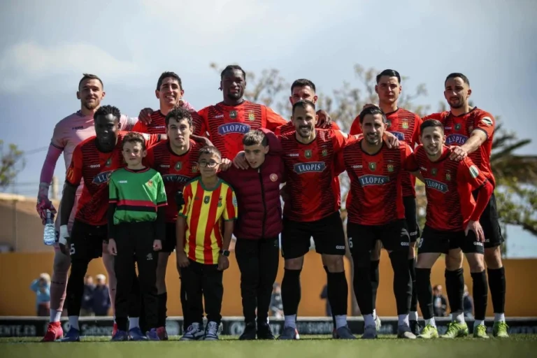 Mazazo en el descuento: el Español cae en el último suspiro ante el Saguntino (2-1)
