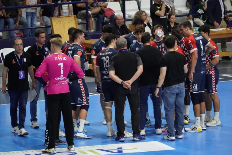 Horneo BM Alicante firma un partidazo ante Ademar León (35-32) y asegura la permanencia