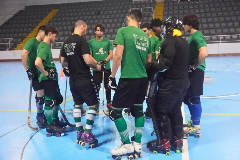 El Sporting Alcoi celebra la permanencia ante su afición frente al FC Barcelona