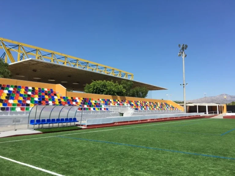 San Vicente renovará este verano el césped del Estadio municipal y las pistas de pádel con una inversión de 230.000 euros