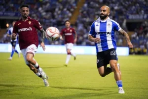 "Javi Jiménez y Javi Moreno disputan el balón"