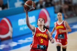"Isabel Hernández entrando a canasta"