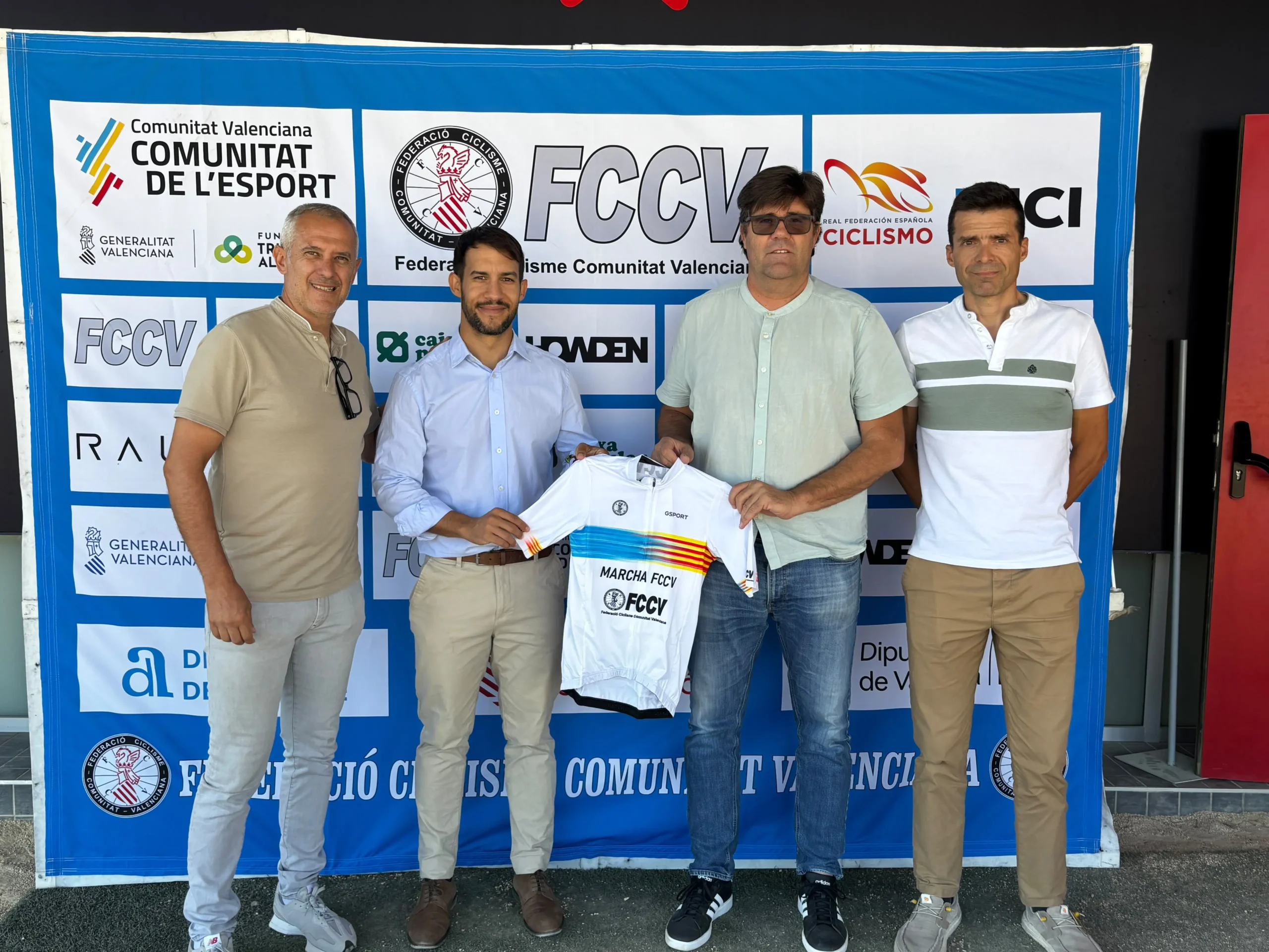 Ricardo-Bernabeu-y-representantes-de-FCCV-muestran-el-maillot-de-la-prueba