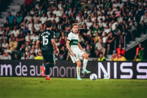 "Marc Aguado, centrocampista del Elche CF, lesionado del tobillo derecho en el partido ante el Villarreal".