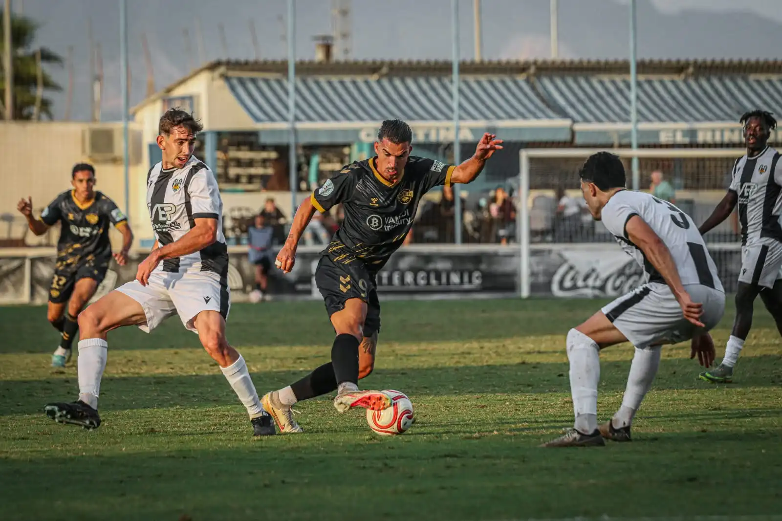 "Carlitos del Intercity ante el Castellonense"